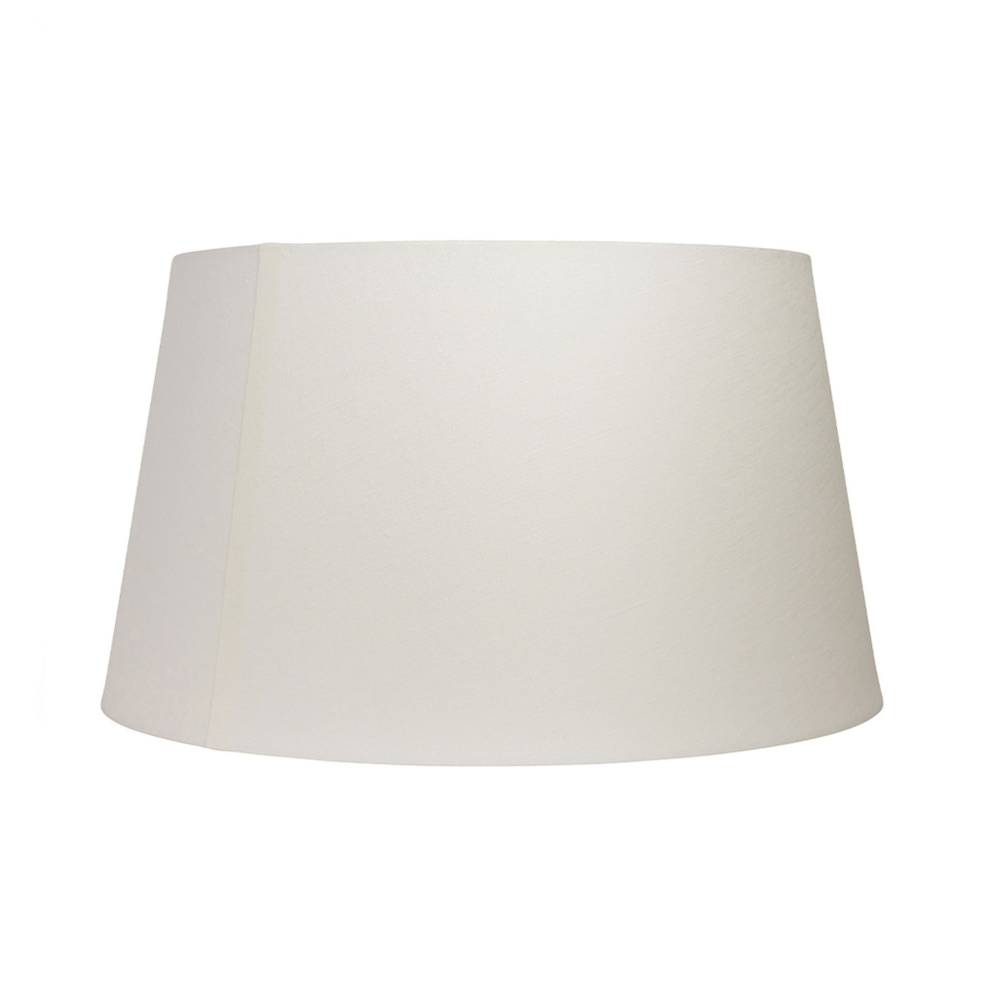 Watt & Veke（ワット・アンド・ヴェケ）は1998年に設立されたスウェーデンの照明ブランドです。「ただの明かり以上のものを届けたい」という明確なビジョンのもと、20年以上にわたり、光によって空間に特別な雰囲気を生み出すことを追求しています。製品はシンプルな北欧デザインに世界各地からのインスピレーションを融合させ、機能性と美しさの両立を目指しています。クラシックなスタイルからトレンドを取り入れた個性的なデザインまで、ユーザーの個性を映し出す照明を展開。Watt & Vekeの照明は、あなたの暮らしを明るく彩り、日常に魔法のような輝きをもたらします。