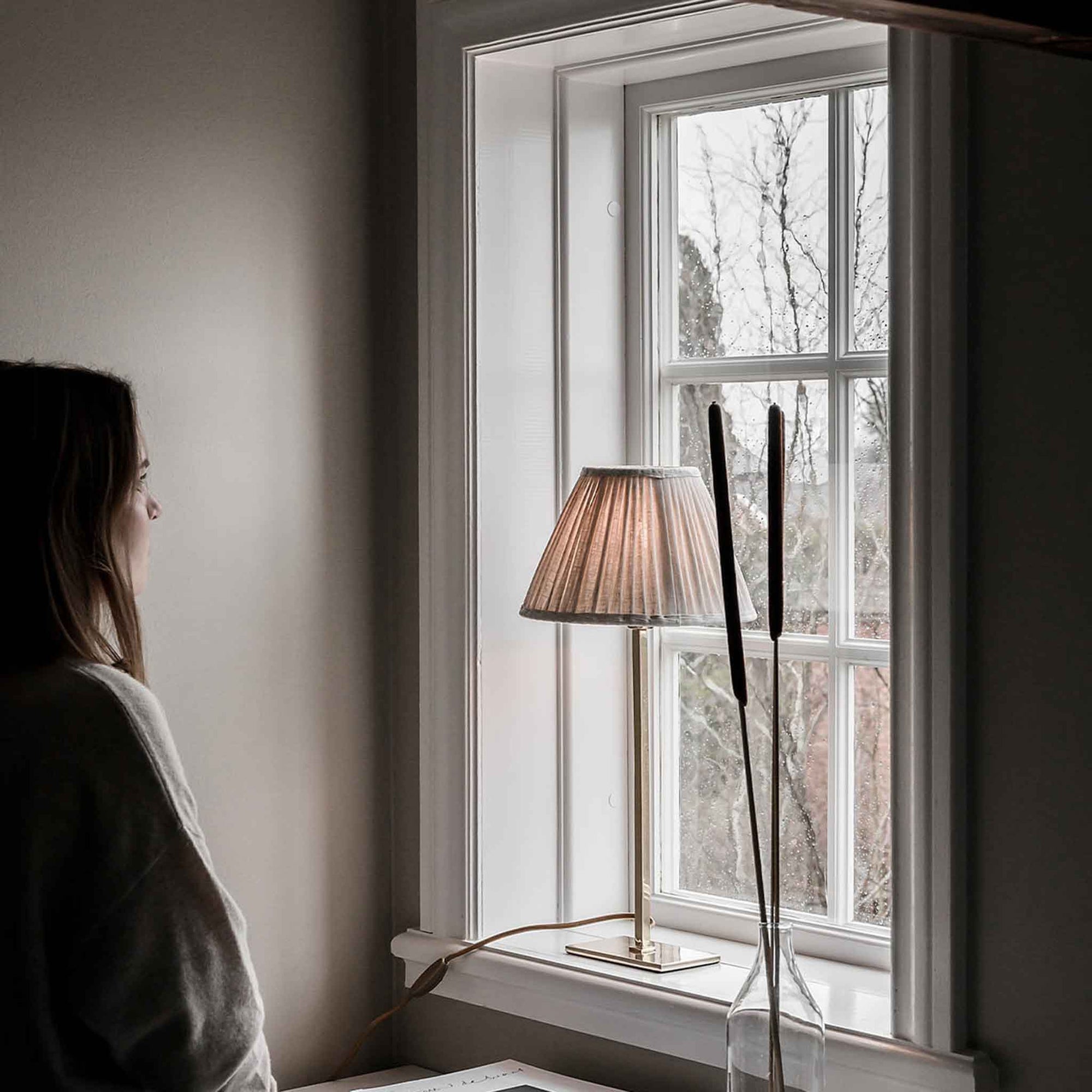 Watt & Veke（ワット・アンド・ヴェケ）は1998年に設立されたスウェーデンの照明ブランドです。「ただの明かり以上のものを届けたい」という明確なビジョンのもと、20年以上にわたり、光によって空間に特別な雰囲気を生み出すことを追求しています。製品はシンプルな北欧デザインに世界各地からのインスピレーションを融合させ、機能性と美しさの両立を目指しています。クラシックなスタイルからトレンドを取り入れた個性的なデザインまで、ユーザーの個性を映し出す照明を展開。Watt & Vekeの照明は、あなたの暮らしを明るく彩り、日常に魔法のような輝きをもたらします。