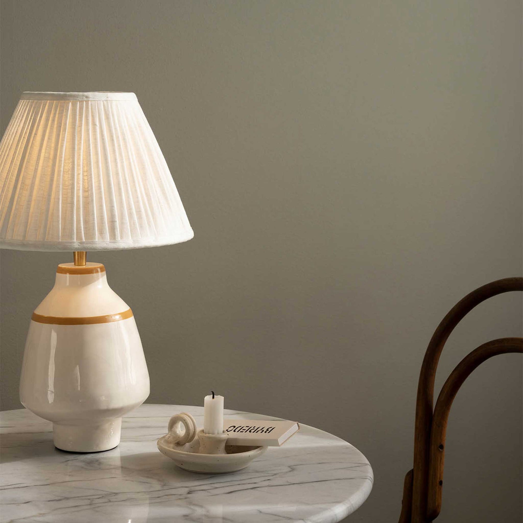 Watt & Veke（ワット・アンド・ヴェケ）は1998年に設立されたスウェーデンの照明ブランドです。「ただの明かり以上のものを届けたい」という明確なビジョンのもと、20年以上にわたり、光によって空間に特別な雰囲気を生み出すことを追求しています。製品はシンプルな北欧デザインに世界各地からのインスピレーションを融合させ、機能性と美しさの両立を目指しています。クラシックなスタイルからトレンドを取り入れた個性的なデザインまで、ユーザーの個性を映し出す照明を展開。Watt & Vekeの照明は、あなたの暮らしを明るく彩り、日常に魔法のような輝きをもたらします。