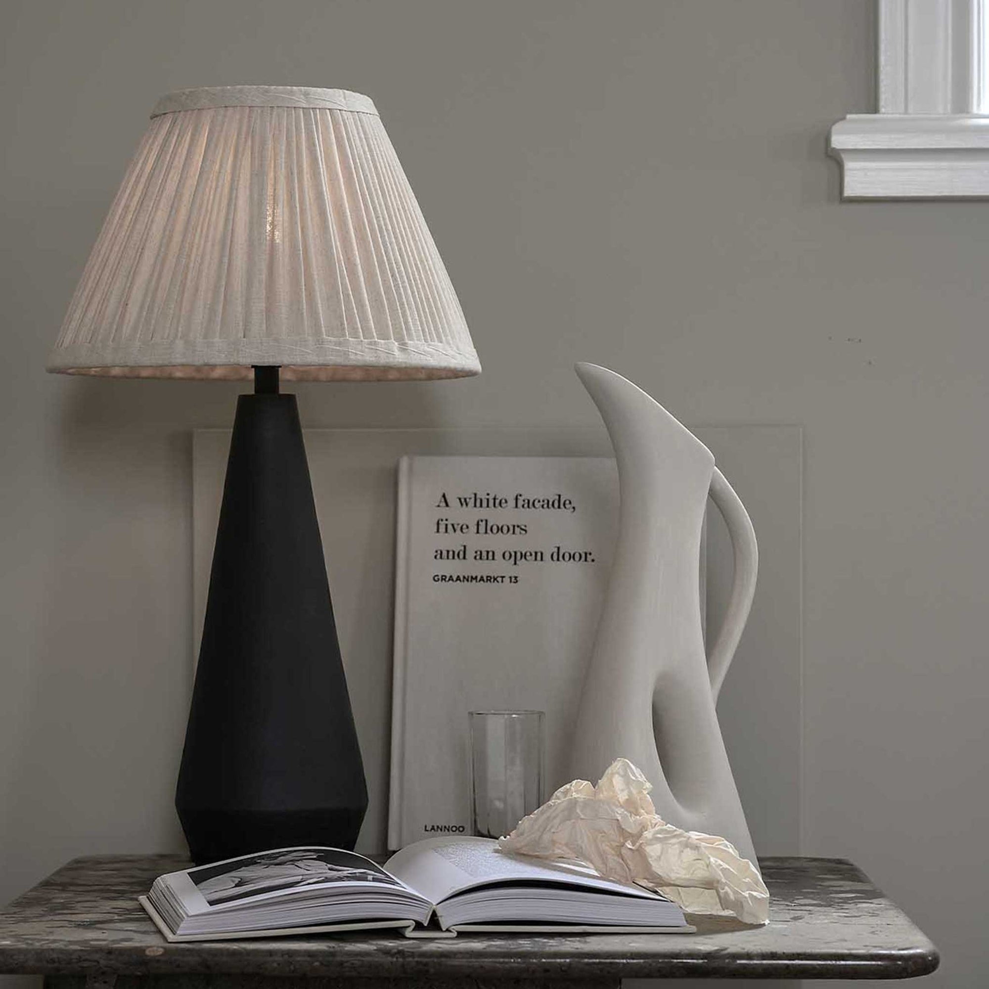 Watt & Veke（ワット・アンド・ヴェケ）は1998年に設立されたスウェーデンの照明ブランドです。「ただの明かり以上のものを届けたい」という明確なビジョンのもと、20年以上にわたり、光によって空間に特別な雰囲気を生み出すことを追求しています。製品はシンプルな北欧デザインに世界各地からのインスピレーションを融合させ、機能性と美しさの両立を目指しています。クラシックなスタイルからトレンドを取り入れた個性的なデザインまで、ユーザーの個性を映し出す照明を展開。Watt & Vekeの照明は、あなたの暮らしを明るく彩り、日常に魔法のような輝きをもたらします。