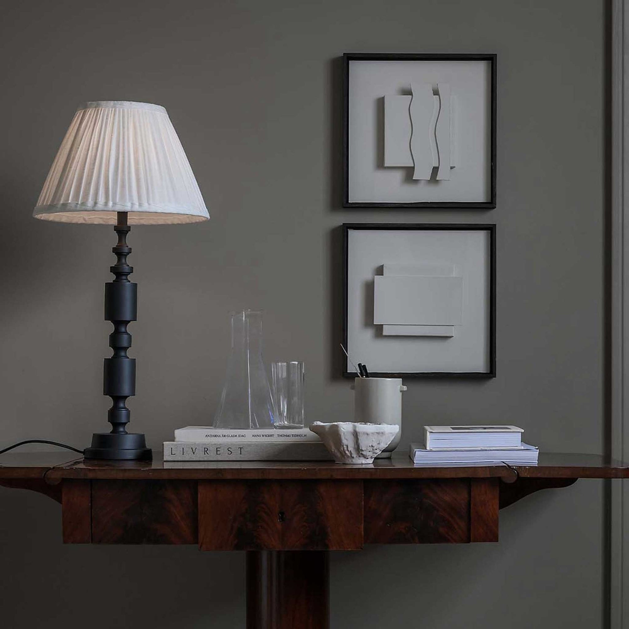 Watt & Veke（ワット・アンド・ヴェケ）は1998年に設立されたスウェーデンの照明ブランドです。「ただの明かり以上のものを届けたい」という明確なビジョンのもと、20年以上にわたり、光によって空間に特別な雰囲気を生み出すことを追求しています。製品はシンプルな北欧デザインに世界各地からのインスピレーションを融合させ、機能性と美しさの両立を目指しています。クラシックなスタイルからトレンドを取り入れた個性的なデザインまで、ユーザーの個性を映し出す照明を展開。Watt & Vekeの照明は、あなたの暮らしを明るく彩り、日常に魔法のような輝きをもたらします。