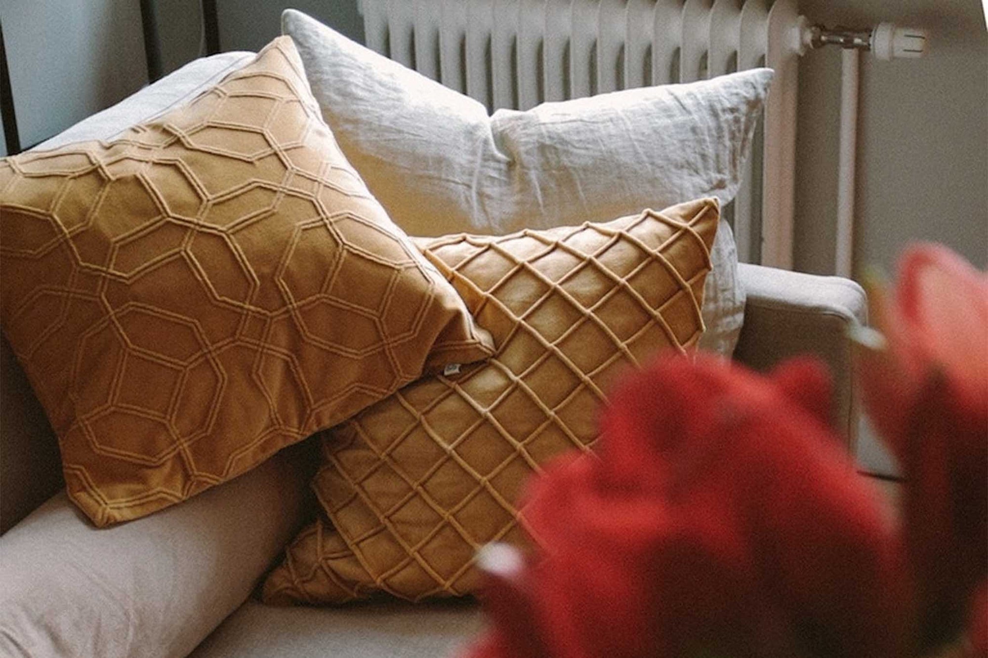 Chhatwal &amp; Jonssonは、Stig JonssonとGeetali Chhatwal Jonssonによって創設されたスウェーデンのブランドです。主にクッションやラグなどのテキスタイル商品を製造しています。スカンジナビアンデザインとインドの手工芸品を組み合わせるというアイデアから始まったブランドは現在25か国の店舗で展開する有名なブランドに成長しました。