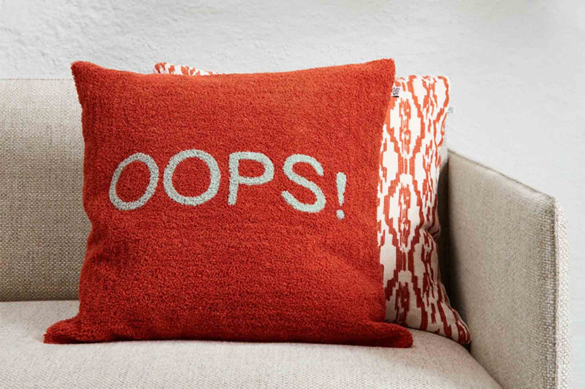 Chhatwal & Jonssonは、Stig JonssonとGeetali Chhatwal Jonssonによって創設されたスウェーデンのブランドです。主にクッションやラグなどのテキスタイル商品を製造しています。スカンジナビアンデザインとインドの手工芸品を組み合わせるというアイデアから始まったブランドは現在25か国の店舗で展開する有名なブランドに成長しました。