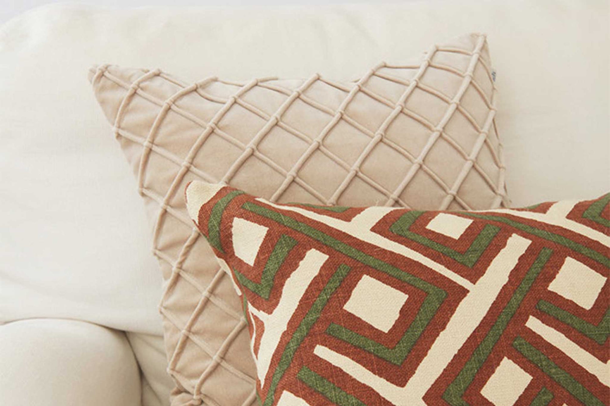 Chhatwal &amp; Jonssonは、Stig JonssonとGeetali Chhatwal Jonssonによって創設されたスウェーデンのブランドです。主にクッションやラグなどのテキスタイル商品を製造しています。スカンジナビアンデザインとインドの手工芸品を組み合わせるというアイデアから始まったブランドは現在25か国の店舗で展開する有名なブランドに成長しました。