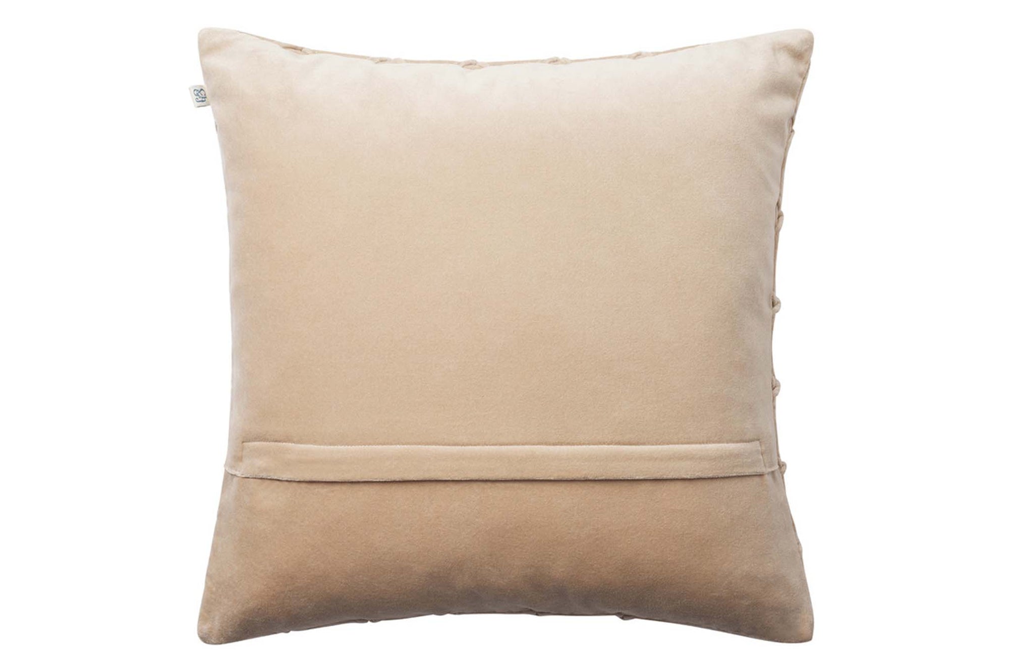 Chhatwal & Jonssonは、Stig JonssonとGeetali Chhatwal Jonssonによって創設されたスウェーデンのブランドです。主にクッションやラグなどのテキスタイル商品を製造しています。スカンジナビアンデザインとインドの手工芸品を組み合わせるというアイデアから始まったブランドは現在25か国の店舗で展開する有名なブランドに成長しました。