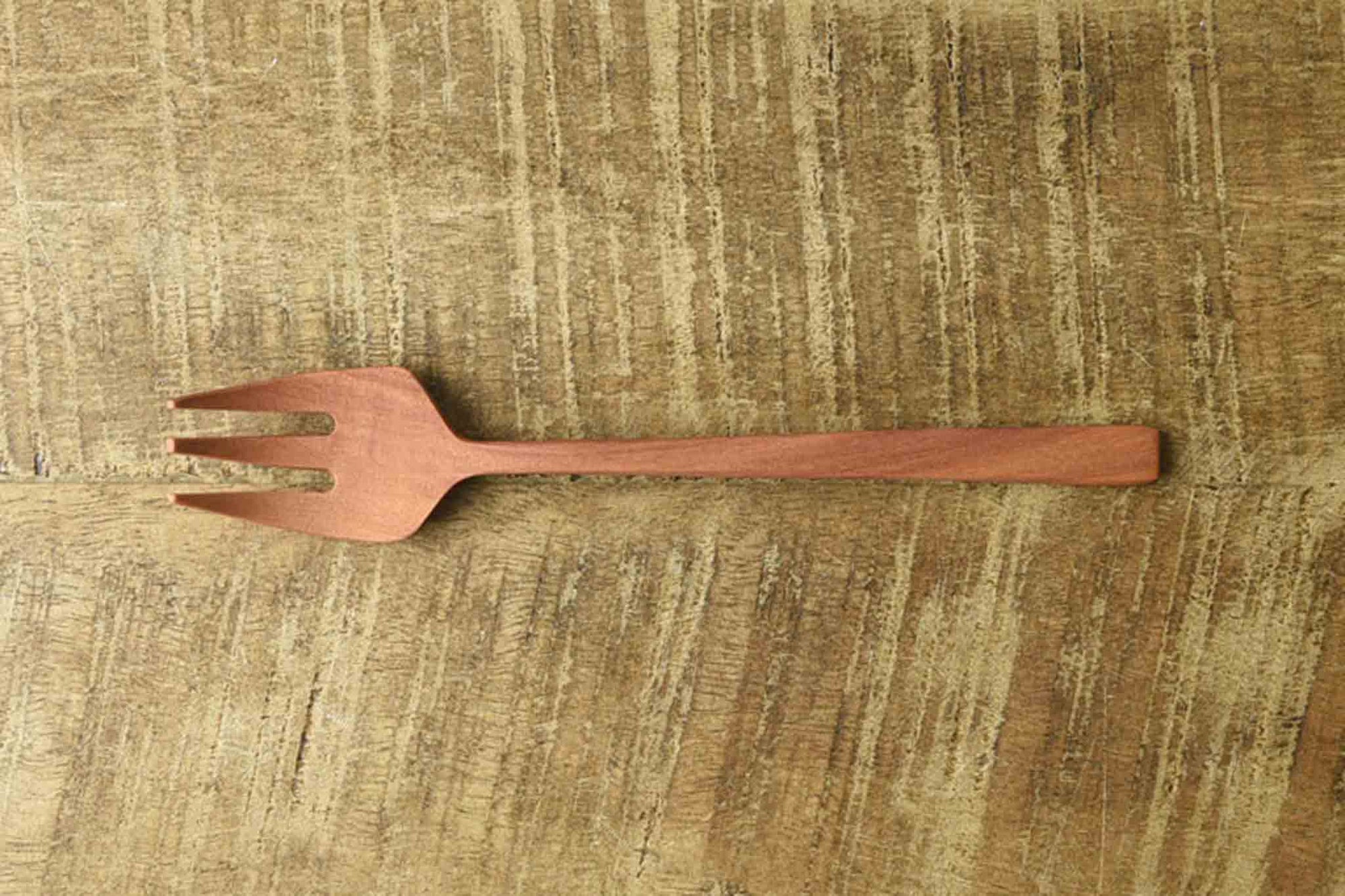 まるでおとぎの国からでてきたような、ほっこり可愛らしいかたち。サオの木というインドネシアの果物の木でできていて、木目が大変美しく、ベージュ～赤のグラデーションがあります。固さでは類を見ないほどで、加工は困難を極めます。職人たちの手によって一つ一つまごころをこめて削られました。