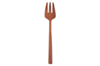 まるでおとぎの国からでてきたような、ほっこり可愛らしいかたち。サオの木というインドネシアの果物の木でできていて、木目が大変美しく、ベージュ～赤のグラデーションがあります。固さでは類を見ないほどで、加工は困難を極めます。職人たちの手によって一つ一つまごころをこめて削られました。