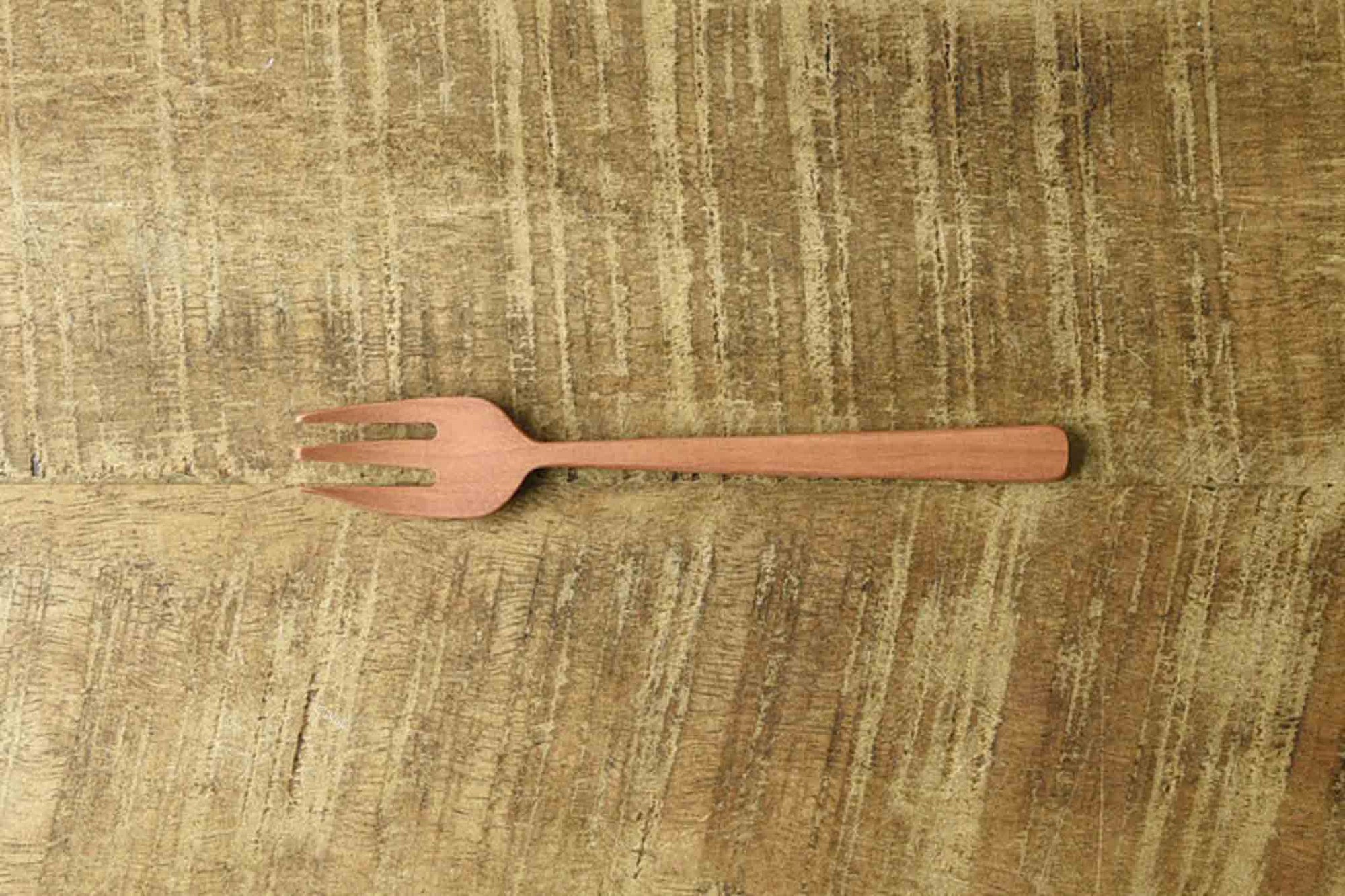 まるでおとぎの国からでてきたような、ほっこり可愛らしいかたち。サオの木というインドネシアの果物の木でできていて、木目が大変美しく、ベージュ～赤のグラデーションがあります。固さでは類を見ないほどで、加工は困難を極めます。職人たちの手によって一つ一つまごころをこめて削られました。