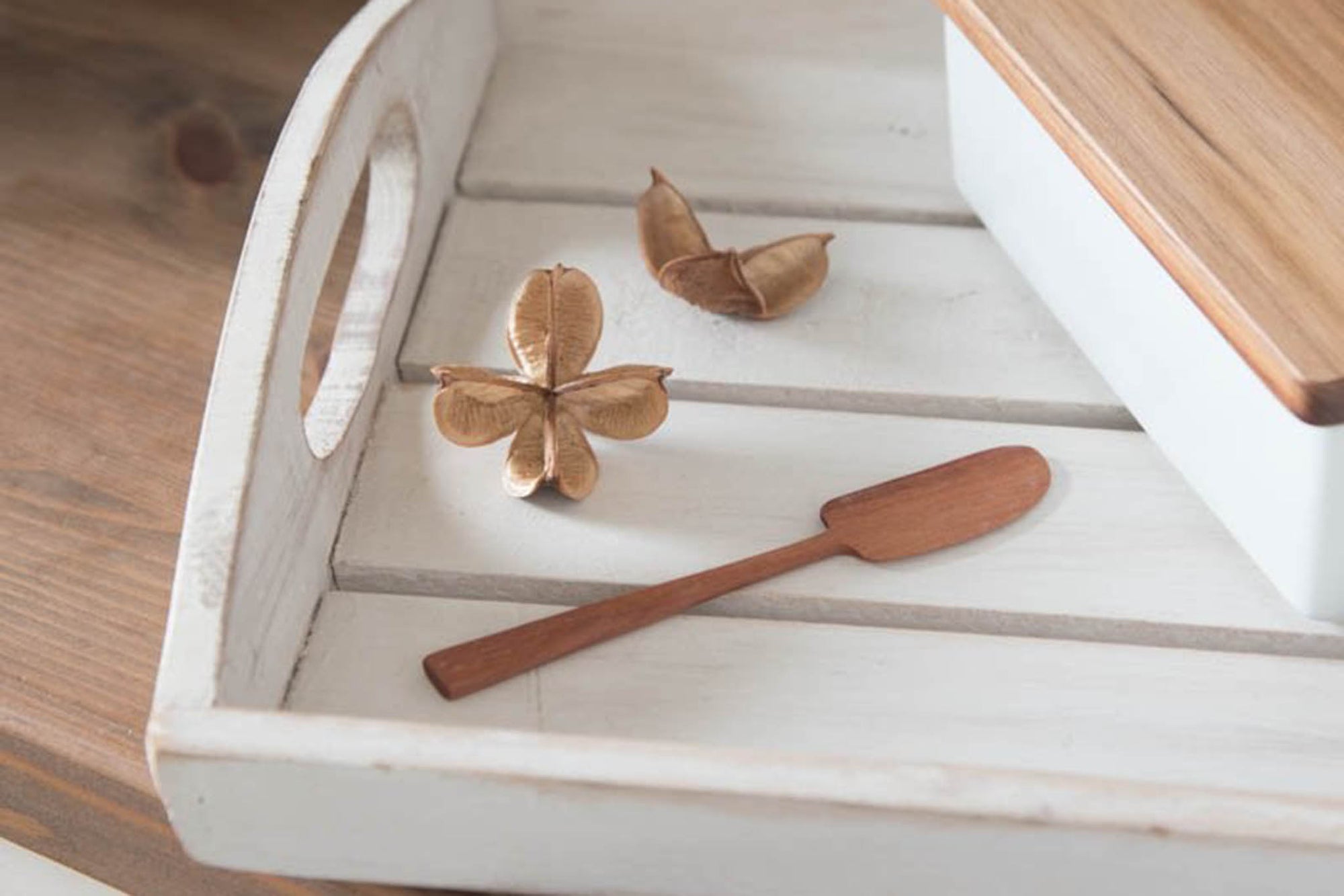 まるでおとぎの国からでてきたような、ほっこり可愛らしいかたち。サオの木というインドネシアの果物の木でできていて、木目が大変美しく、ベージュ～赤のグラデーションがあります。固さでは類を見ないほどで、加工は困難を極めます。職人たちの手によって一つ一つまごころをこめて削られました。