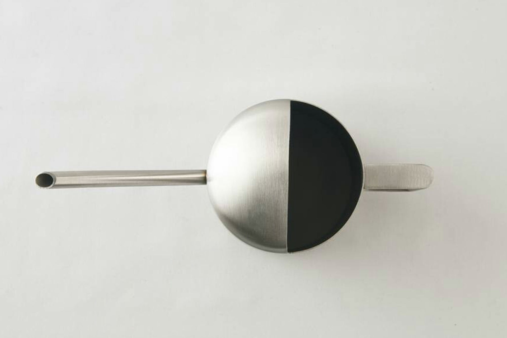 お庭がなくても室内で楽しめるのがインドアガーデニングです。インドアガーデニングで植物に癒やされてみませんか？小さな観葉植物やハーブなどを育てているという人には細く長いノズルのジョーロがオススメ。細いノズルが小さな鉢でも土にピンポイントに水を与えられて周りを汚すこともありません。小さめサイズなのでお部屋に置いても邪魔にならず、おしゃれなデザインもポイント。