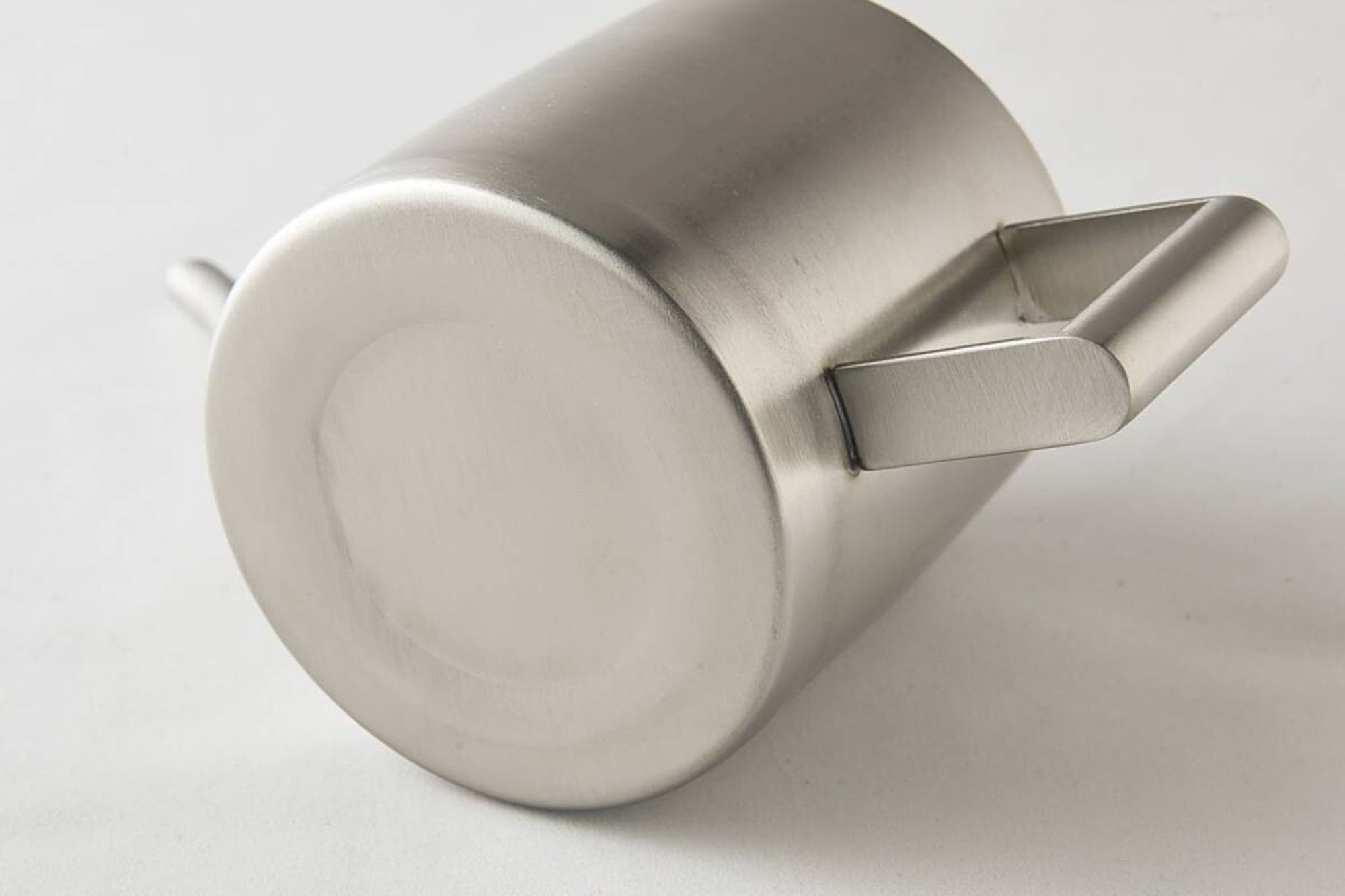 お庭がなくても室内で楽しめるのがインドアガーデニングです。インドアガーデニングで植物に癒やされてみませんか？小さな観葉植物やハーブなどを育てているという人には細く長いノズルのジョーロがオススメ。細いノズルが小さな鉢でも土にピンポイントに水を与えられて周りを汚すこともありません。小さめサイズなのでお部屋に置いても邪魔にならず、おしゃれなデザインもポイント。