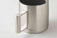 お庭がなくても室内で楽しめるのがインドアガーデニングです。インドアガーデニングで植物に癒やされてみませんか？小さな観葉植物やハーブなどを育てているという人には細く長いノズルのジョーロがオススメ。細いノズルが小さな鉢でも土にピンポイントに水を与えられて周りを汚すこともありません。小さめサイズなのでお部屋に置いても邪魔にならず、おしゃれなデザインもポイント。