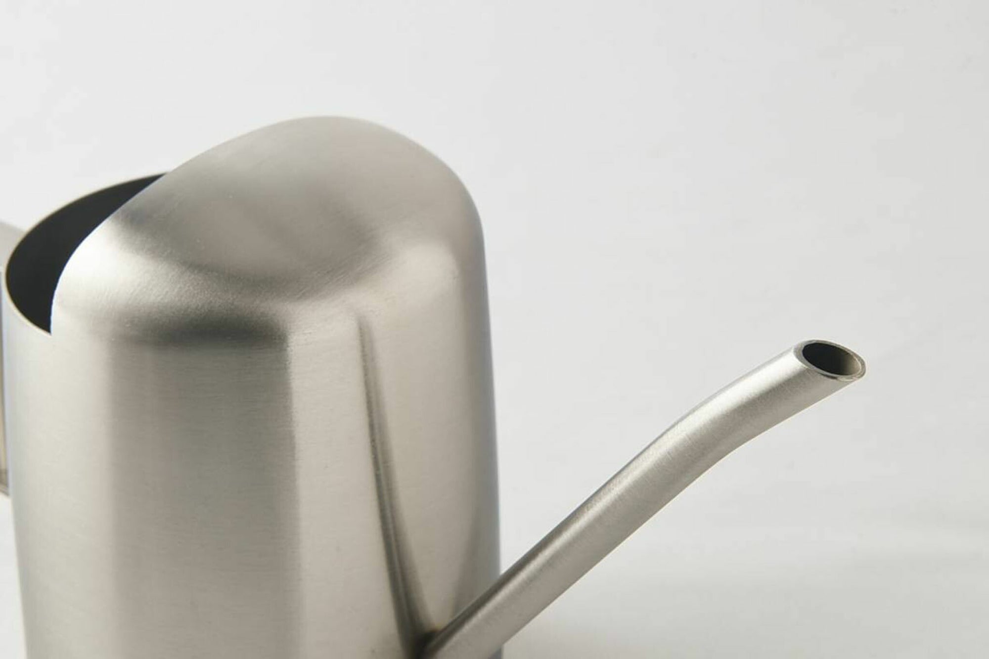 お庭がなくても室内で楽しめるのがインドアガーデニングです。インドアガーデニングで植物に癒やされてみませんか？小さな観葉植物やハーブなどを育てているという人には細く長いノズルのジョーロがオススメ。細いノズルが小さな鉢でも土にピンポイントに水を与えられて周りを汚すこともありません。小さめサイズなのでお部屋に置いても邪魔にならず、おしゃれなデザインもポイント。