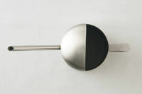 お庭がなくても室内で楽しめるのがインドアガーデニングです。インドアガーデニングで植物に癒やされてみませんか？小さな観葉植物やハーブなどを育てているという人には細く長いノズルのジョーロがオススメ。細いノズルが小さな鉢でも土にピンポイントに水を与えられて周りを汚すこともありません。小さめサイズなのでお部屋に置いても邪魔にならず、おしゃれなデザインもポイント。