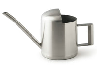 お庭がなくても室内で楽しめるのがインドアガーデニングです。インドアガーデニングで植物に癒やされてみませんか？小さな観葉植物やハーブなどを育てているという人には細く長いノズルのジョーロがオススメ。細いノズルが小さな鉢でも土にピンポイントに水を与えられて周りを汚すこともありません。小さめサイズなのでお部屋に置いても邪魔にならず、おしゃれなデザインもポイント。