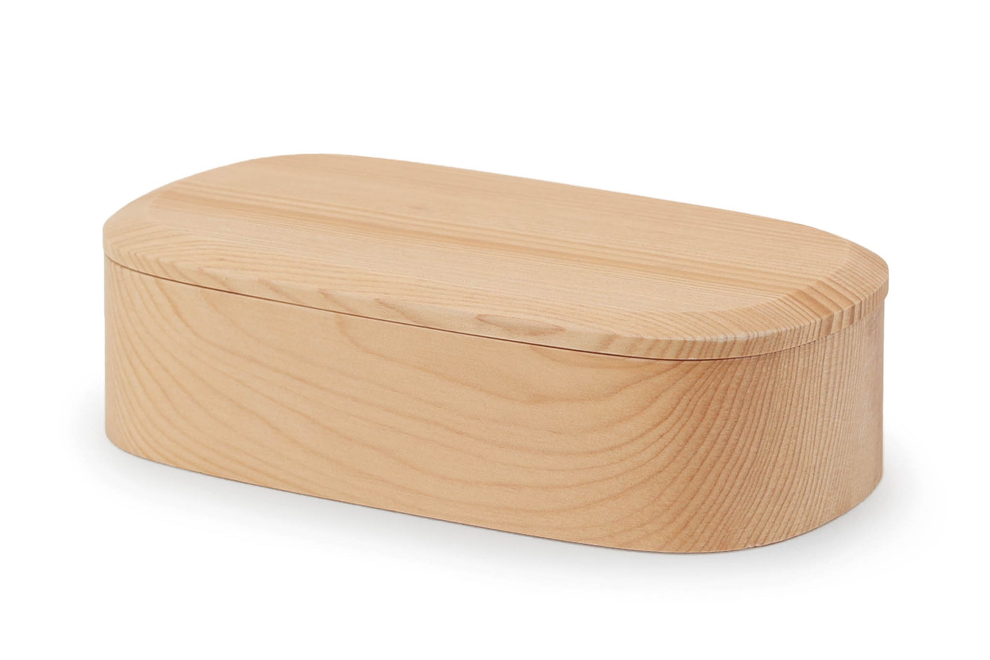 天然木をくりぬいて仕上げた、上品な表情が特長の弁当箱です。木目の美しさと しっかりとした板厚の存在感を楽しめます。なめらかな曲線は手に優しく、天然木の風合いがお料理を格別に引き立てます。おもてなしや、行楽・お花見のお弁当、和菓子を入れても可愛らしいですね。