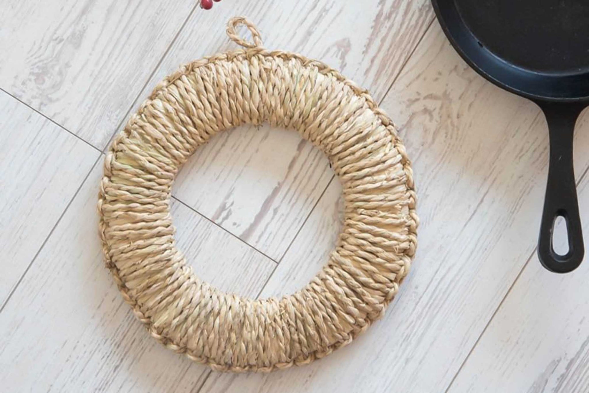 キャセロールやスキレット、ポットなどを置くと、とってもオシャレなドーナツ型鍋敷き。一つひとつ手編みで作られた、温かい風合いをお楽しみください。シンプルなデザインなので和にも洋にも使えるのが嬉しいところ。フックに引っ掛けてキッチンに吊るしておくこともできるので、省スペースでインテリアのアクセントとしても活躍してくれそう。どこか懐かしいわらの香りがふわりと心を癒やしてくれます。