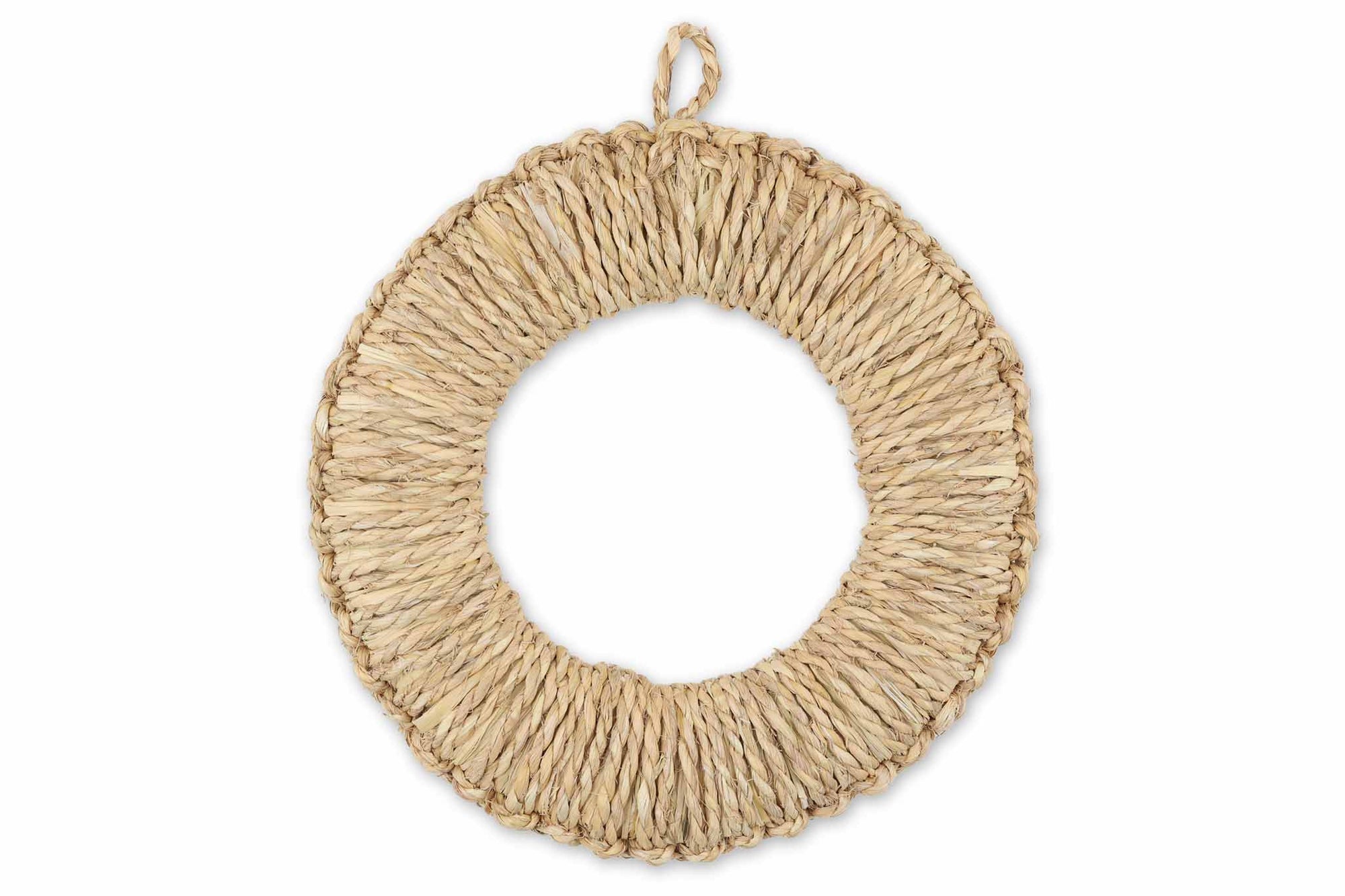 キャセロールやスキレット、ポットなどを置くと、とってもオシャレなドーナツ型鍋敷き。一つひとつ手編みで作られた、温かい風合いをお楽しみください。シンプルなデザインなので和にも洋にも使えるのが嬉しいところ。フックに引っ掛けてキッチンに吊るしておくこともできるので、省スペースでインテリアのアクセントとしても活躍してくれそう。どこか懐かしいわらの香りがふわりと心を癒やしてくれます。