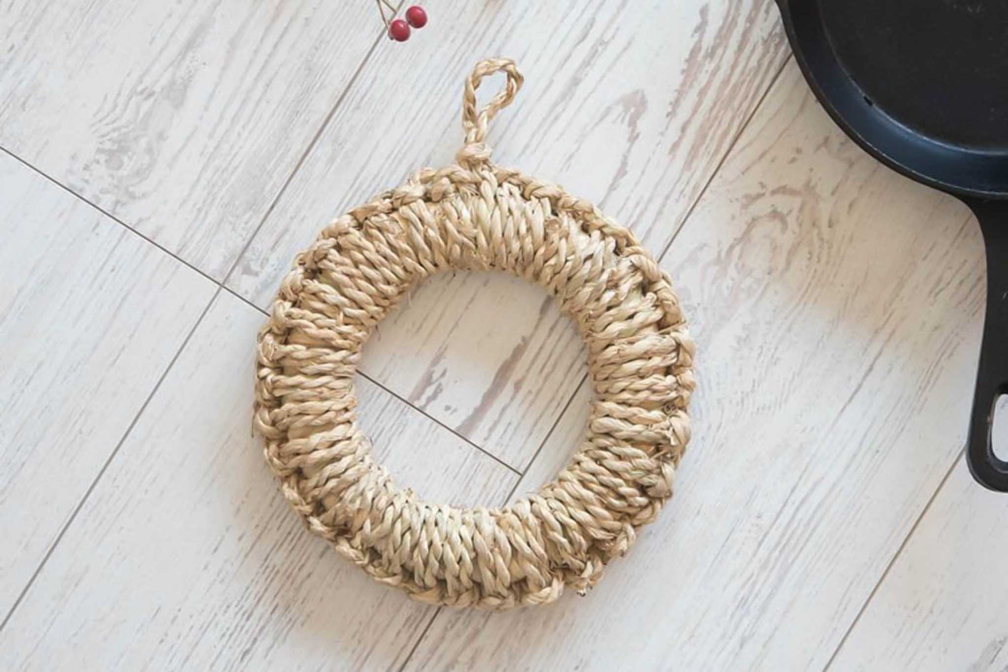 キャセロールやスキレット、ポットなどを置くと、とってもオシャレなドーナツ型鍋敷き。一つひとつ手編みで作られた、温かい風合いをお楽しみください。シンプルなデザインなので和にも洋にも使えるのが嬉しいところ。フックに引っ掛けてキッチンに吊るしておくこともできるので、省スペースでインテリアのアクセントとしても活躍してくれそう。どこか懐かしいわらの香りがふわりと心を癒やしてくれます。