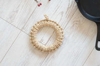 キャセロールやスキレット、ポットなどを置くと、とってもオシャレなドーナツ型鍋敷き。一つひとつ手編みで作られた、温かい風合いをお楽しみください。シンプルなデザインなので和にも洋にも使えるのが嬉しいところ。フックに引っ掛けてキッチンに吊るしておくこともできるので、省スペースでインテリアのアクセントとしても活躍してくれそう。どこか懐かしいわらの香りがふわりと心を癒やしてくれます。