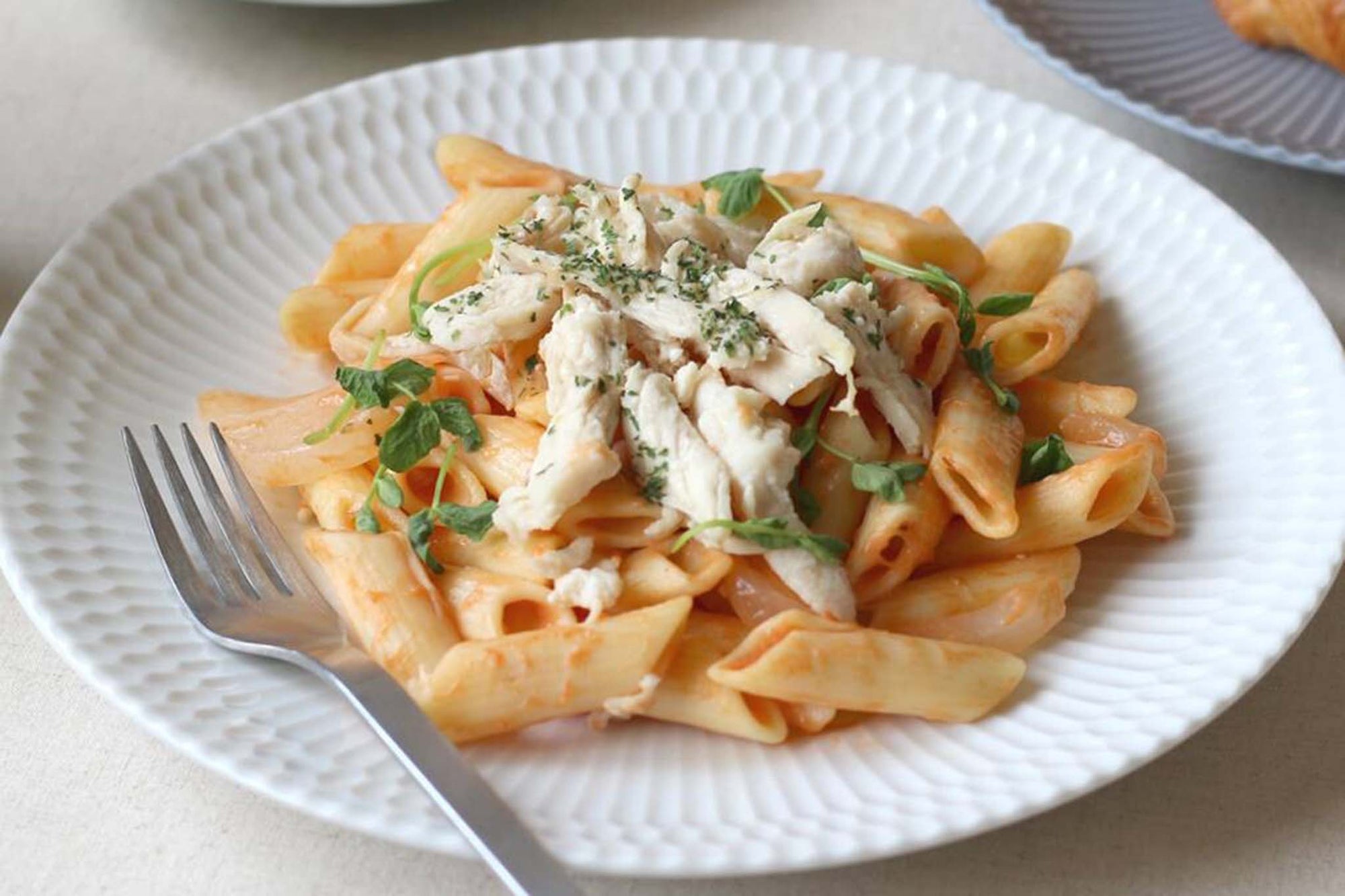 伝統的なしのぎ文様の繊細なレリーフが、料理を優しく彩る華やかな器です。皿はゆったりとした深さで毎日の食卓で活躍します。