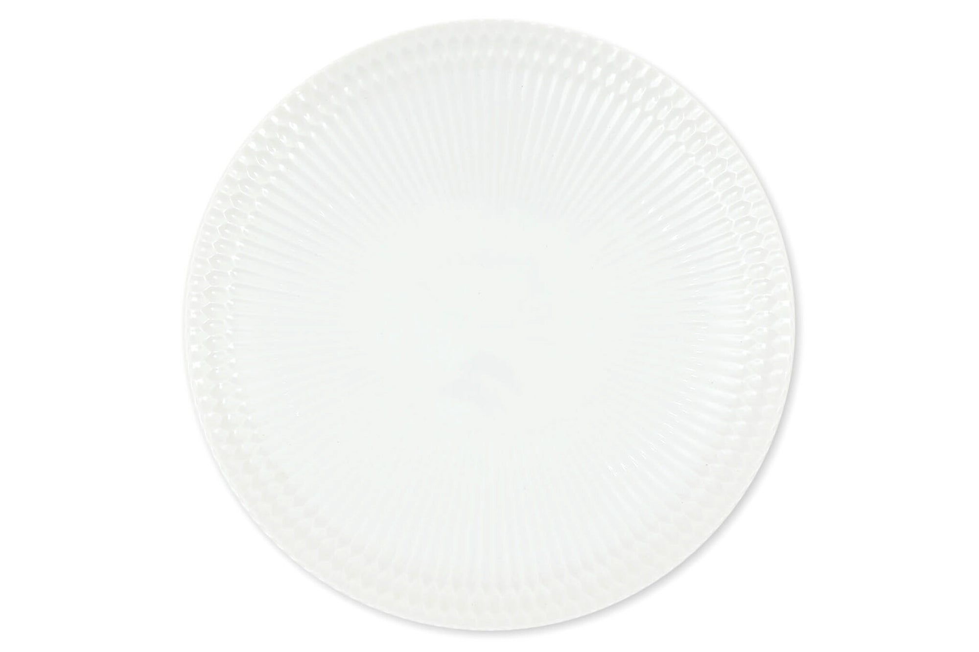 伝統的なしのぎ文様の繊細なレリーフが、料理を優しく彩る華やかな器です。皿はゆったりとした深さで毎日の食卓で活躍します。