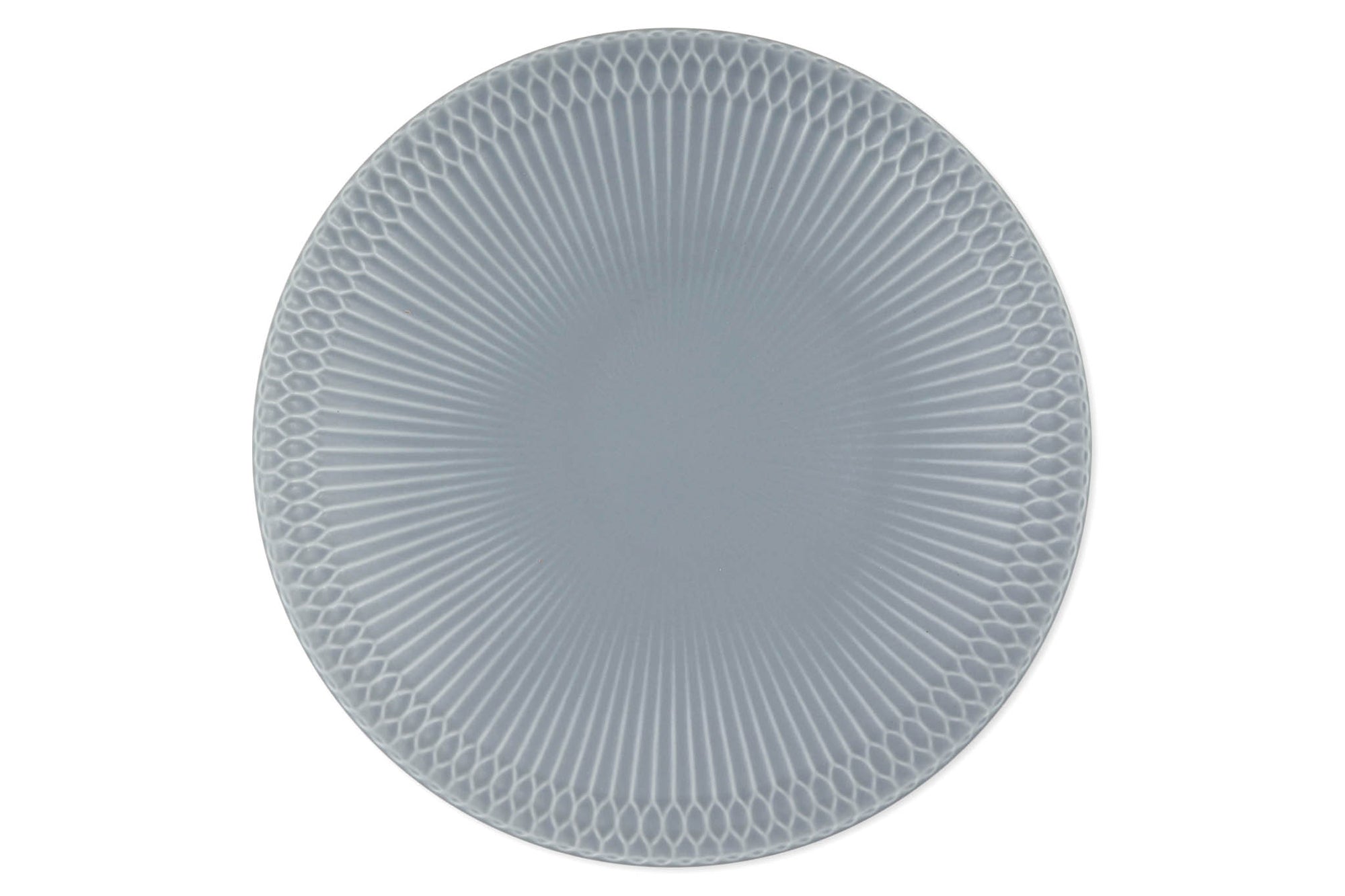 伝統的なしのぎ文様の繊細なレリーフが、料理を優しく彩る華やかな器です。皿はゆったりとした深さで毎日の食卓で活躍します。