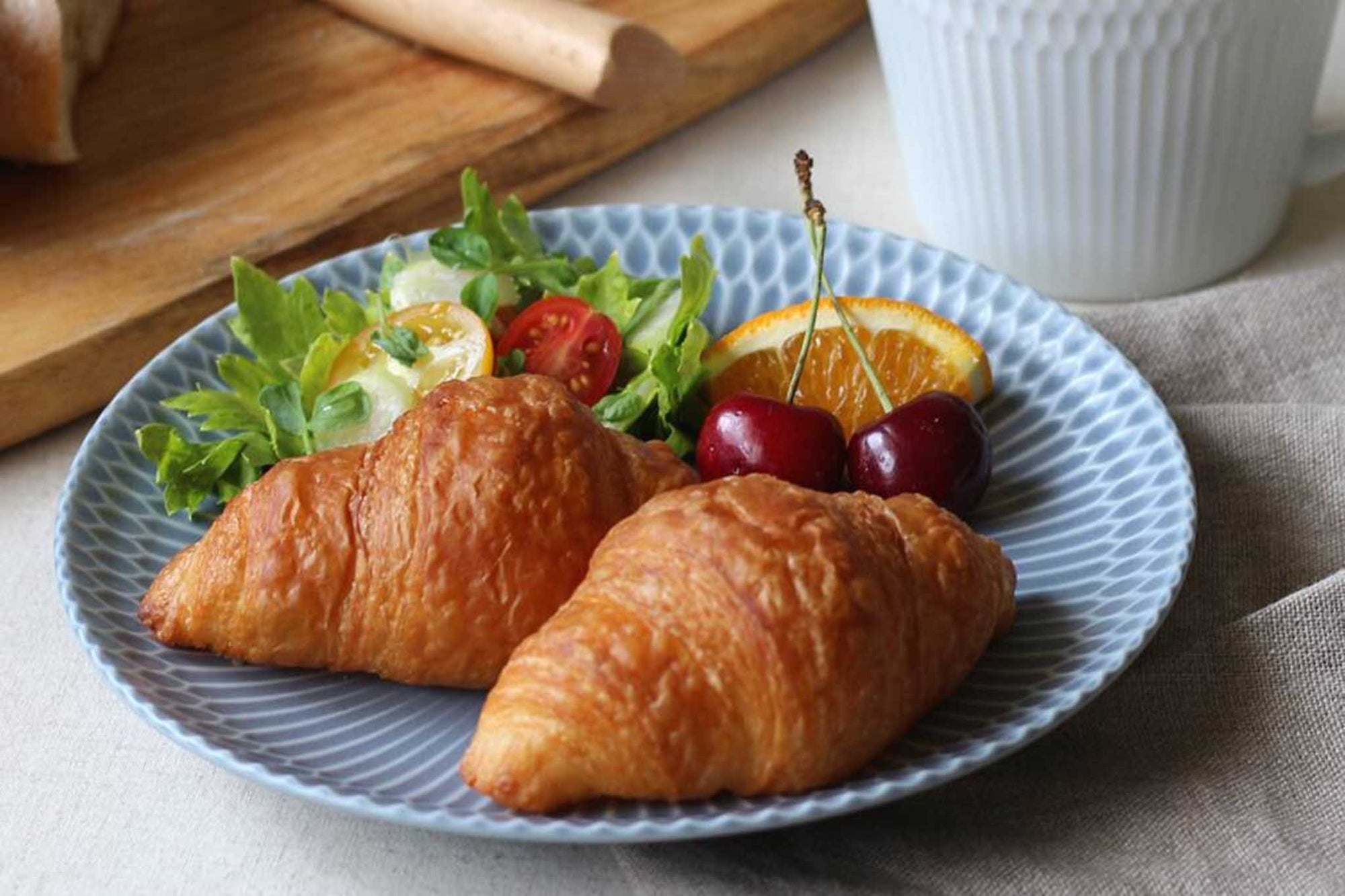 伝統的なしのぎ文様の繊細なレリーフが、料理を優しく彩る華やかな器です。皿はゆったりとした深さで毎日の食卓で活躍します。