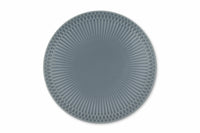 伝統的なしのぎ文様の繊細なレリーフが、料理を優しく彩る華やかな器です。皿はゆったりとした深さで毎日の食卓で活躍します。