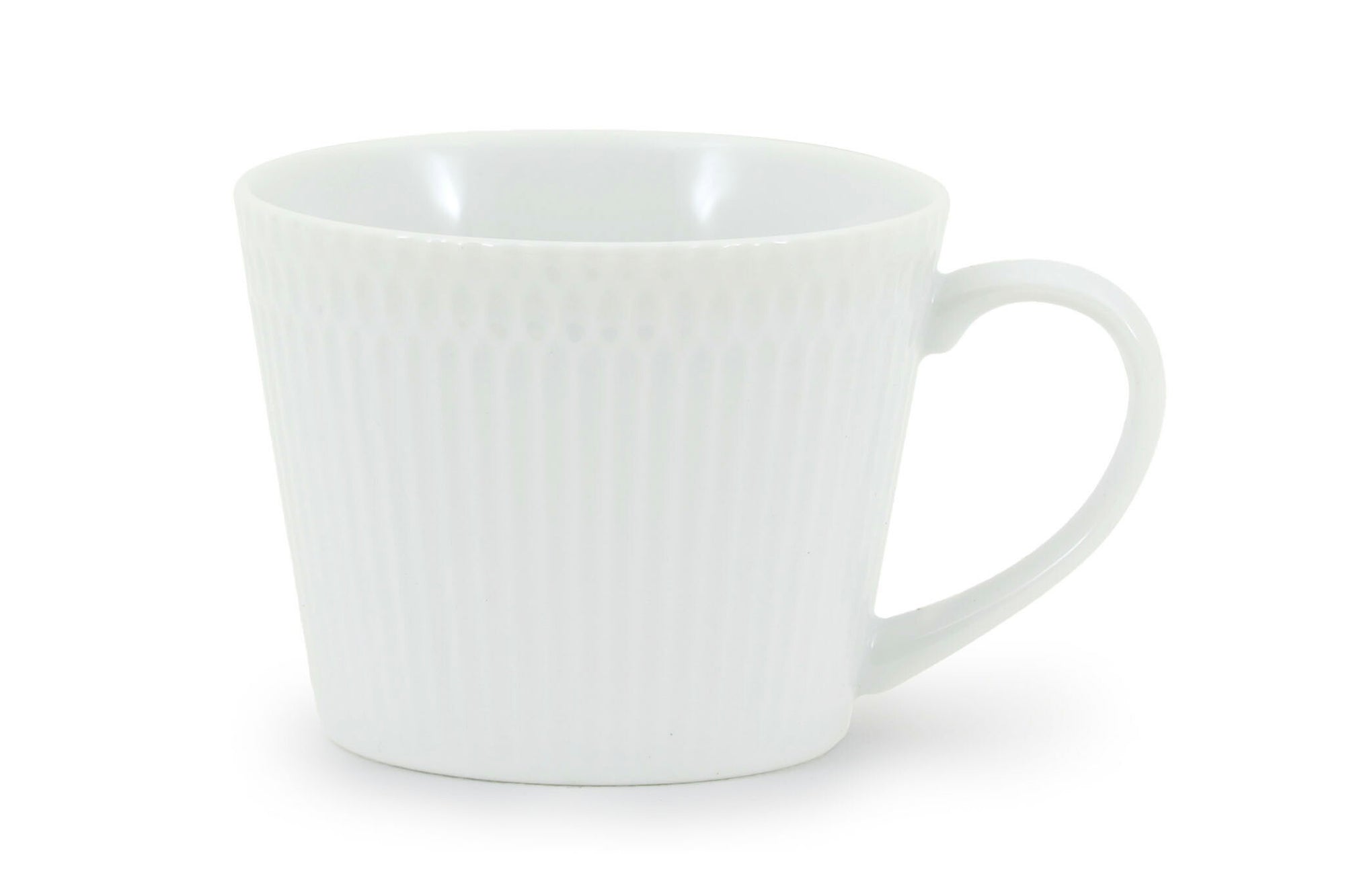 伝統的なしのぎ文様の繊細なレリーフが、料理を優しく彩る華やかな器です。コーヒーにもお茶にも合う程よいサイズ感のマグカップ。