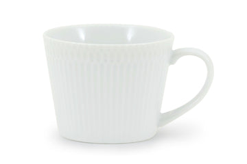 伝統的なしのぎ文様の繊細なレリーフが、料理を優しく彩る華やかな器です。コーヒーにもお茶にも合う程よいサイズ感のマグカップ。