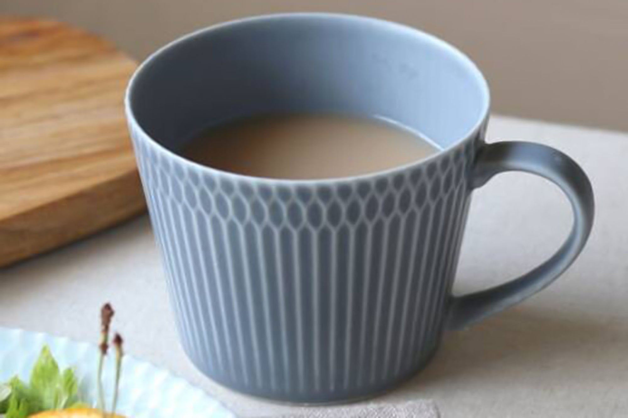 伝統的なしのぎ文様の繊細なレリーフが、料理を優しく彩る華やかな器です。コーヒーにもお茶にも合う程よいサイズ感のマグカップ。