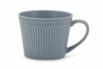 伝統的なしのぎ文様の繊細なレリーフが、料理を優しく彩る華やかな器です。コーヒーにもお茶にも合う程よいサイズ感のマグカップ。
