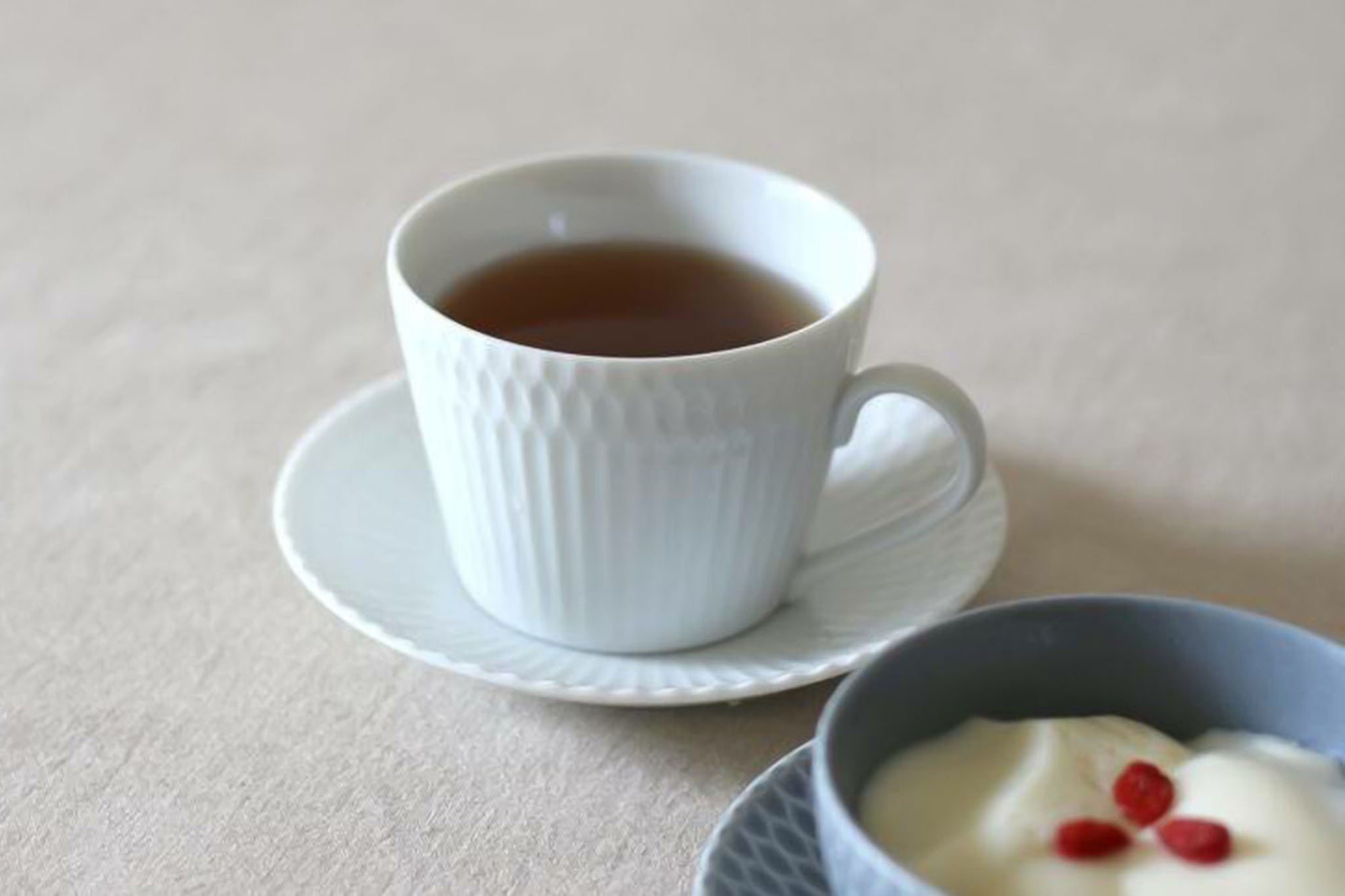 伝統的なしのぎ文様の繊細なレリーフが、料理を優しく彩る華やかな器です。コーヒーカップとソーサーのセットです。ソーサーは別の小さなお皿としてもお使いいただけます。