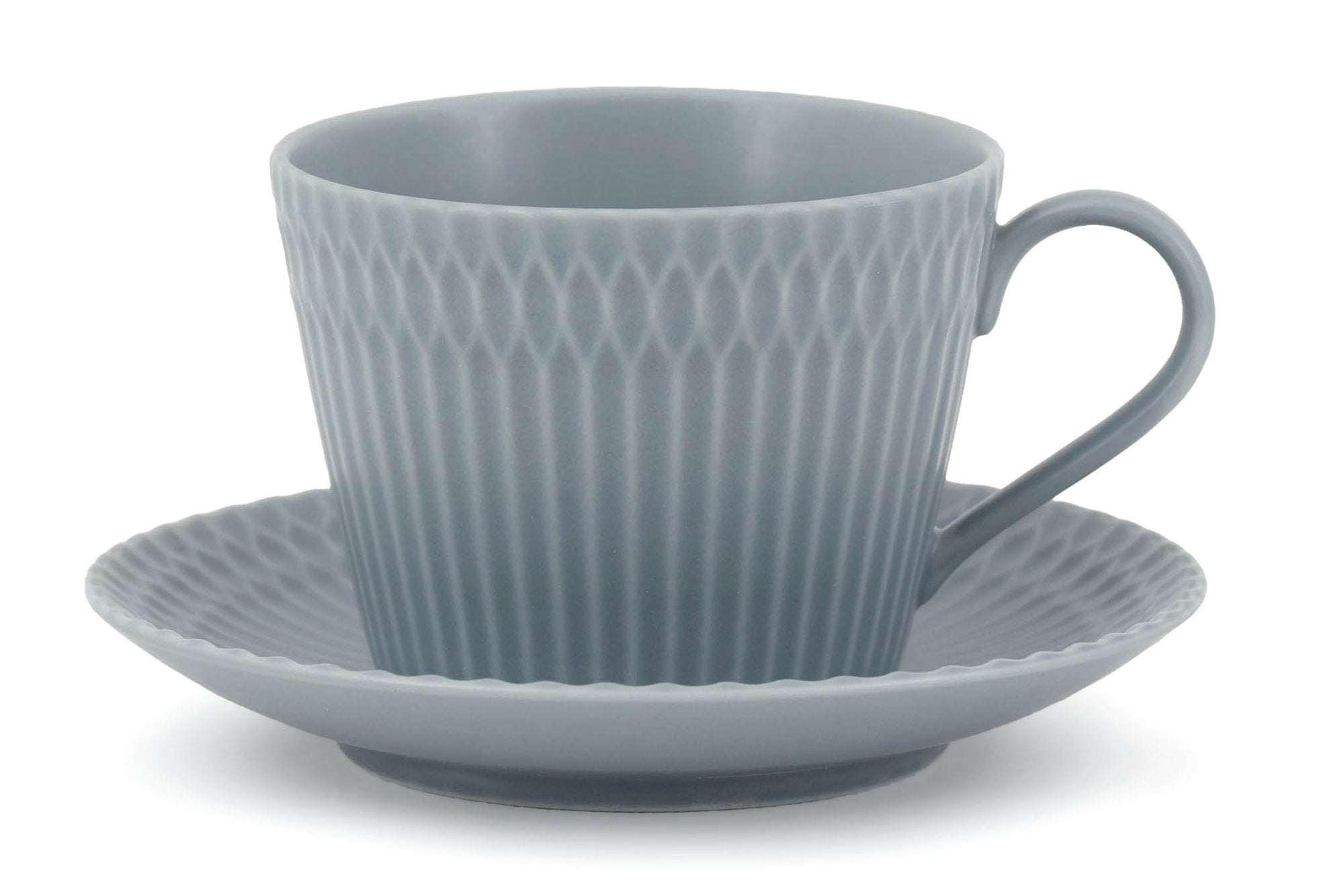 伝統的なしのぎ文様の繊細なレリーフが、料理を優しく彩る華やかな器です。コーヒーカップとソーサーのセットです。ソーサーは別の小さなお皿としてもお使いいただけます。