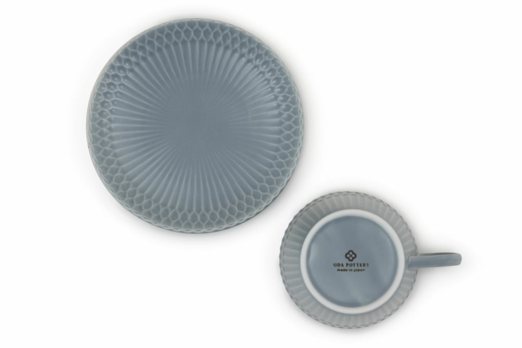 伝統的なしのぎ文様の繊細なレリーフが、料理を優しく彩る華やかな器です。コーヒーカップとソーサーのセットです。ソーサーは別の小さなお皿としてもお使いいただけます。