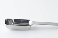 既存の計量スプーンの悩み事は、口の小さな容器には入らないことが多い事。そして、プラスティックややわらかいステンレスだと味噌や練りごまなどの固い調味料を取るときに曲がってしまうことがある事でした。いつもの計量スプーンにも少しずつ使いづらいところがある部分を、プロの目で見て徹底的に使いやすさを追求したのがこの「四角い計量スプーン」です。