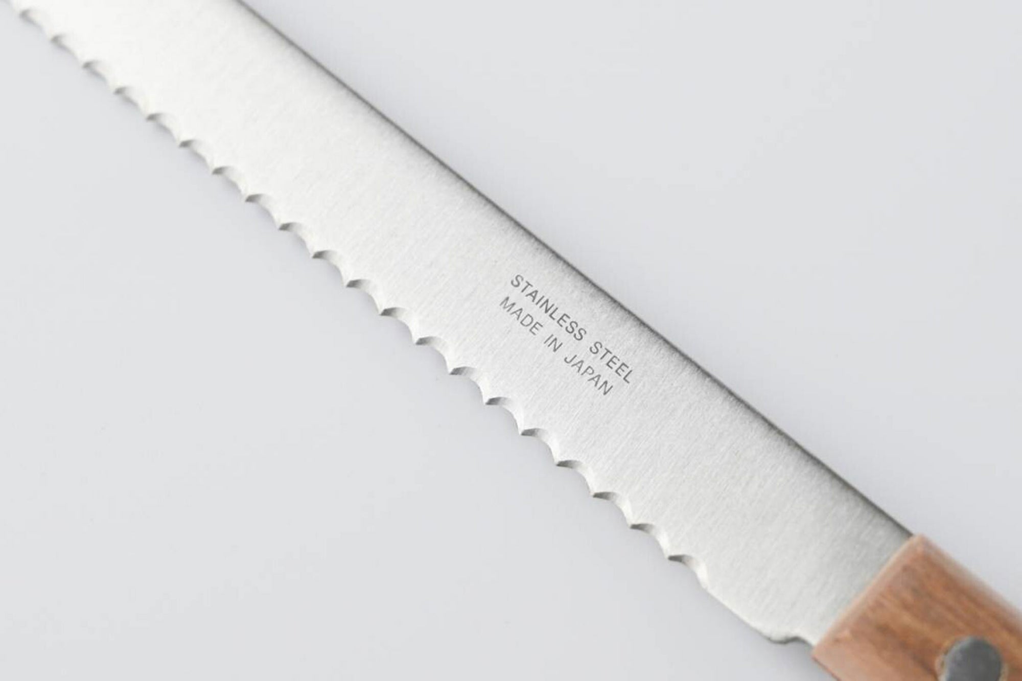 本革のシース(ケース)付きなので持ち運びが便利。アウトドアやピクニックで活躍してくれそうです。ちょっと小ぶりサイズなのもかさばらず助かります。