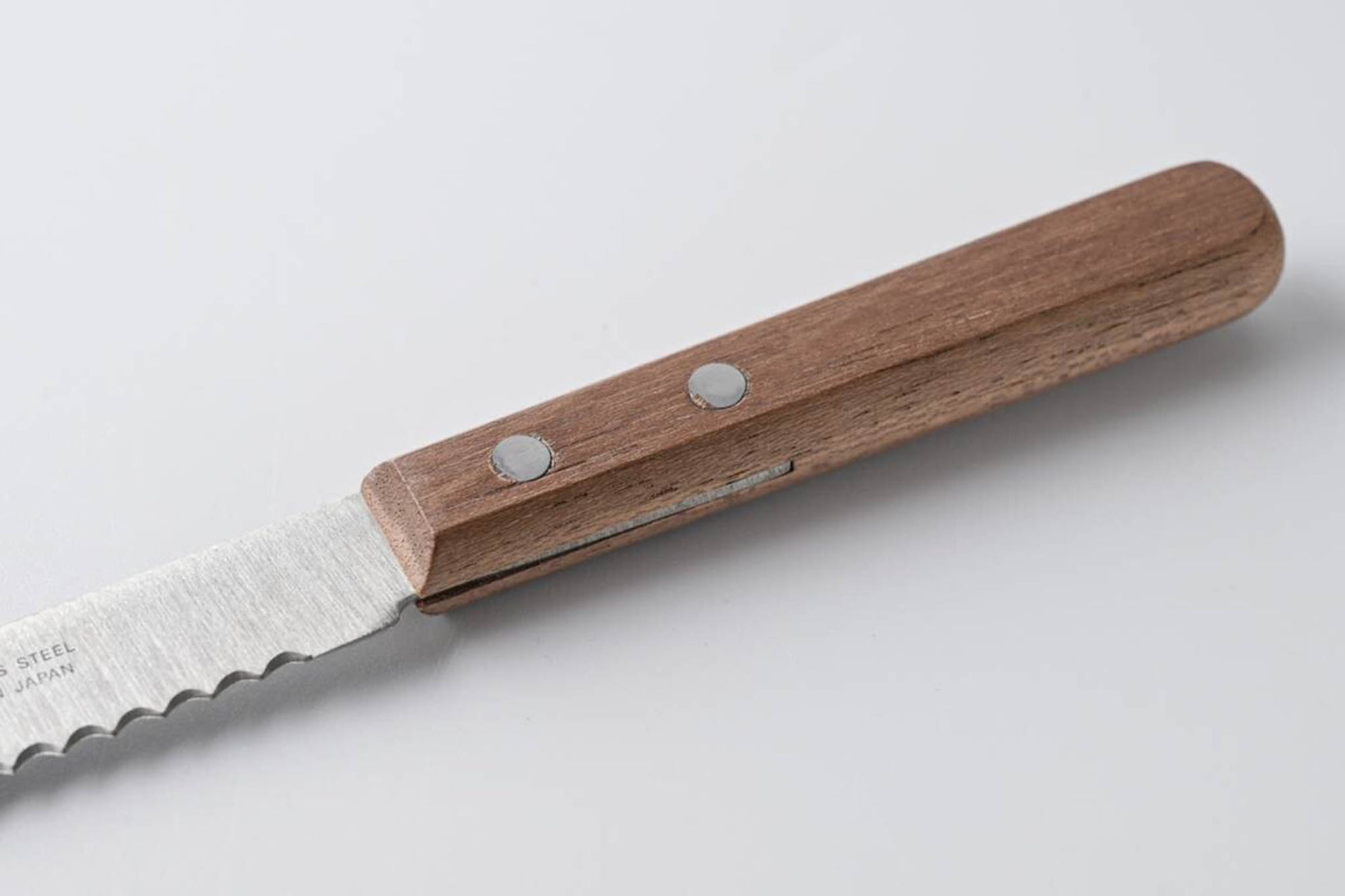 本革のシース(ケース)付きなので持ち運びが便利。アウトドアやピクニックで活躍してくれそうです。ちょっと小ぶりサイズなのもかさばらず助かります。