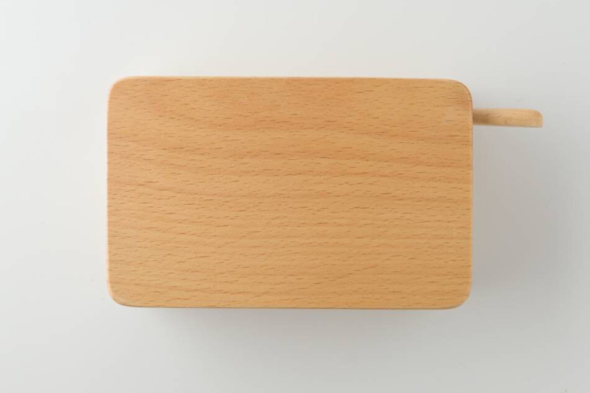 ひとつの木からくりぬいた、さらさらとした手触りのバターケース。一般的な200gのバターが丸ごと入る大きさです。天然木を使用しているので、一つ一つ木目の表情や色合いが違うのがまた面白い。同素材のバターナイフが付いています。