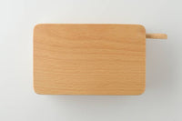 ひとつの木からくりぬいた、さらさらとした手触りのバターケース。一般的な200gのバターが丸ごと入る大きさです。天然木を使用しているので、一つ一つ木目の表情や色合いが違うのがまた面白い。同素材のバターナイフが付いています。