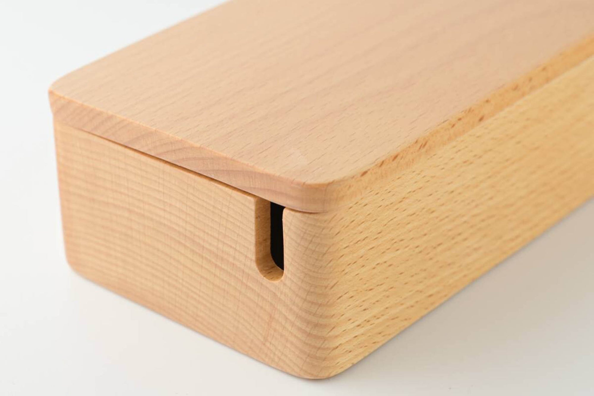 ひとつの木からくりぬいた、さらさらとした手触りのバターケース。一般的な200gのバターが丸ごと入る大きさです。天然木を使用しているので、一つ一つ木目の表情や色合いが違うのがまた面白い。同素材のバターナイフが付いています。