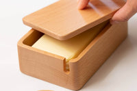 ひとつの木からくりぬいた、さらさらとした手触りのバターケース。一般的な200gのバターが丸ごと入る大きさです。天然木を使用しているので、一つ一つ木目の表情や色合いが違うのがまた面白い。同素材のバターナイフが付いています。