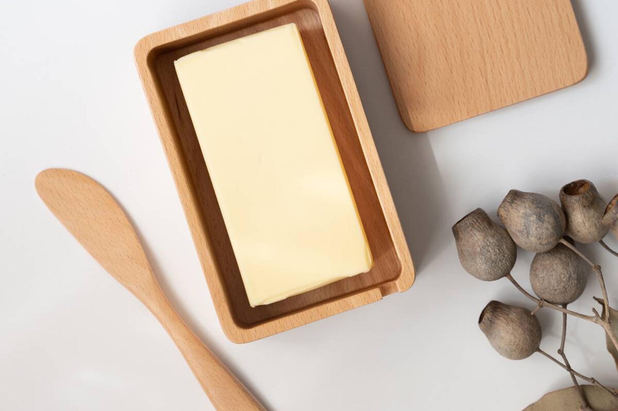 ひとつの木からくりぬいた、さらさらとした手触りのバターケース。一般的な200gのバターが丸ごと入る大きさです。天然木を使用しているので、一つ一つ木目の表情や色合いが違うのがまた面白い。同素材のバターナイフが付いています。