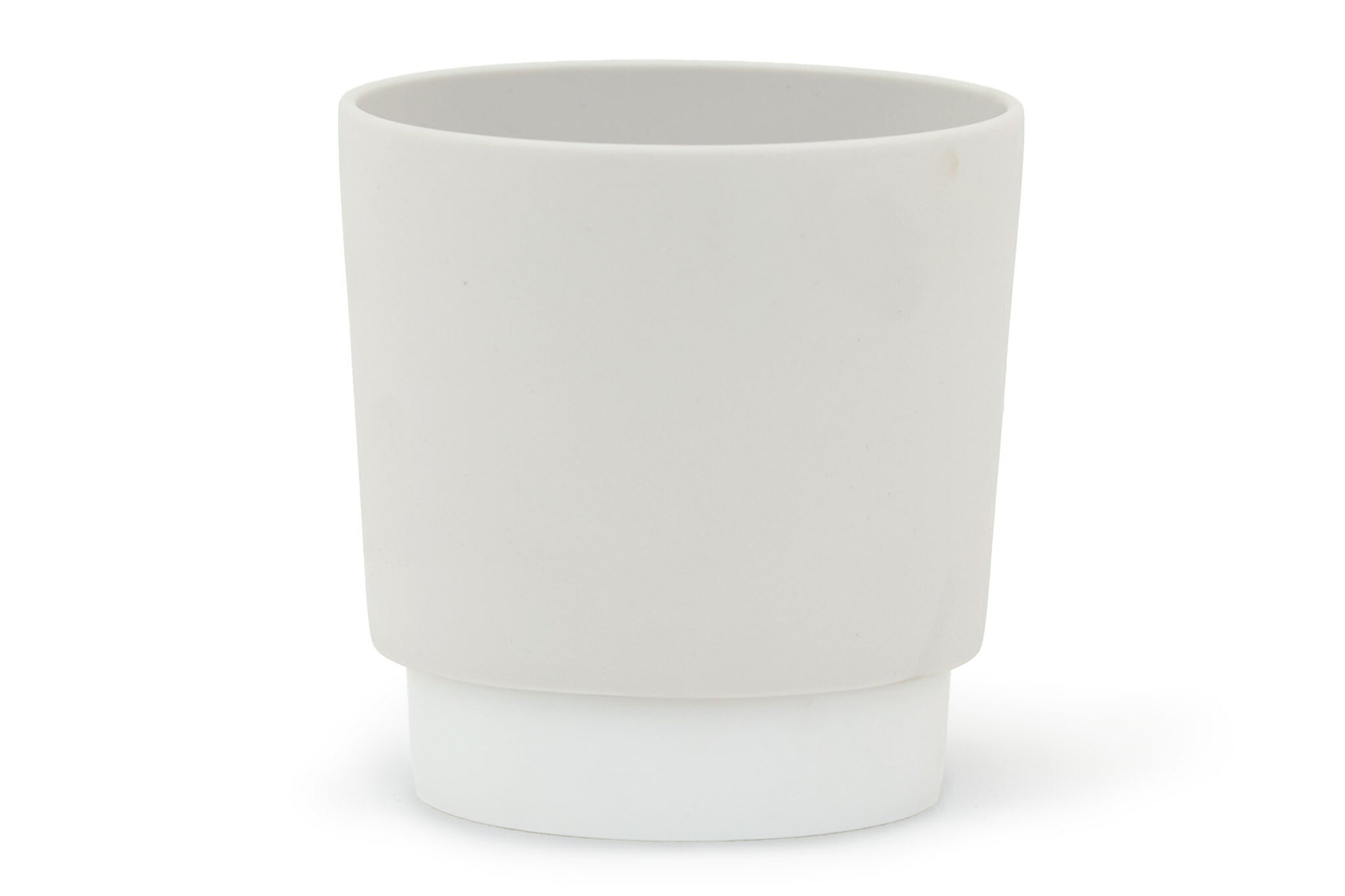 陶磁器・焼き物作りに欠かすことのできない、粘土・長石・珪石など。これらは、地球環境が途方もなく長い時間をかけ作り出した、枯渇性天然資源です。私たちは、これら貴重な資源をいつまでも大切に使い続けるためにリサイクル土を使いプランターを製作しました。
こちらは、Mサイズです。3.5号サイズのビニールポットをそのまま入れられるようにサイズ設計しております。