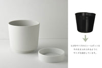 陶磁器・焼き物作りに欠かすことのできない、粘土・長石・珪石など。これらは、地球環境が途方もなく長い時間をかけ作り出した、枯渇性天然資源です。私たちは、これら貴重な資源をいつまでも大切に使い続けるためにリサイクル土を使いプランターを製作しました。
こちらは、Mサイズです。3.5号サイズのビニールポットをそのまま入れられるようにサイズ設計しております。
