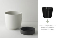 陶磁器・焼き物作りに欠かすことのできない、粘土・長石・珪石など。これらは、地球環境が途方もなく長い時間をかけ作り出した、枯渇性天然資源です。私たちは、これら貴重な資源をいつまでも大切に使い続けるためにリサイクル土を使いプランターを製作しました。
こちらは、Mサイズです。3.5号サイズのビニールポットをそのまま入れられるようにサイズ設計しております。