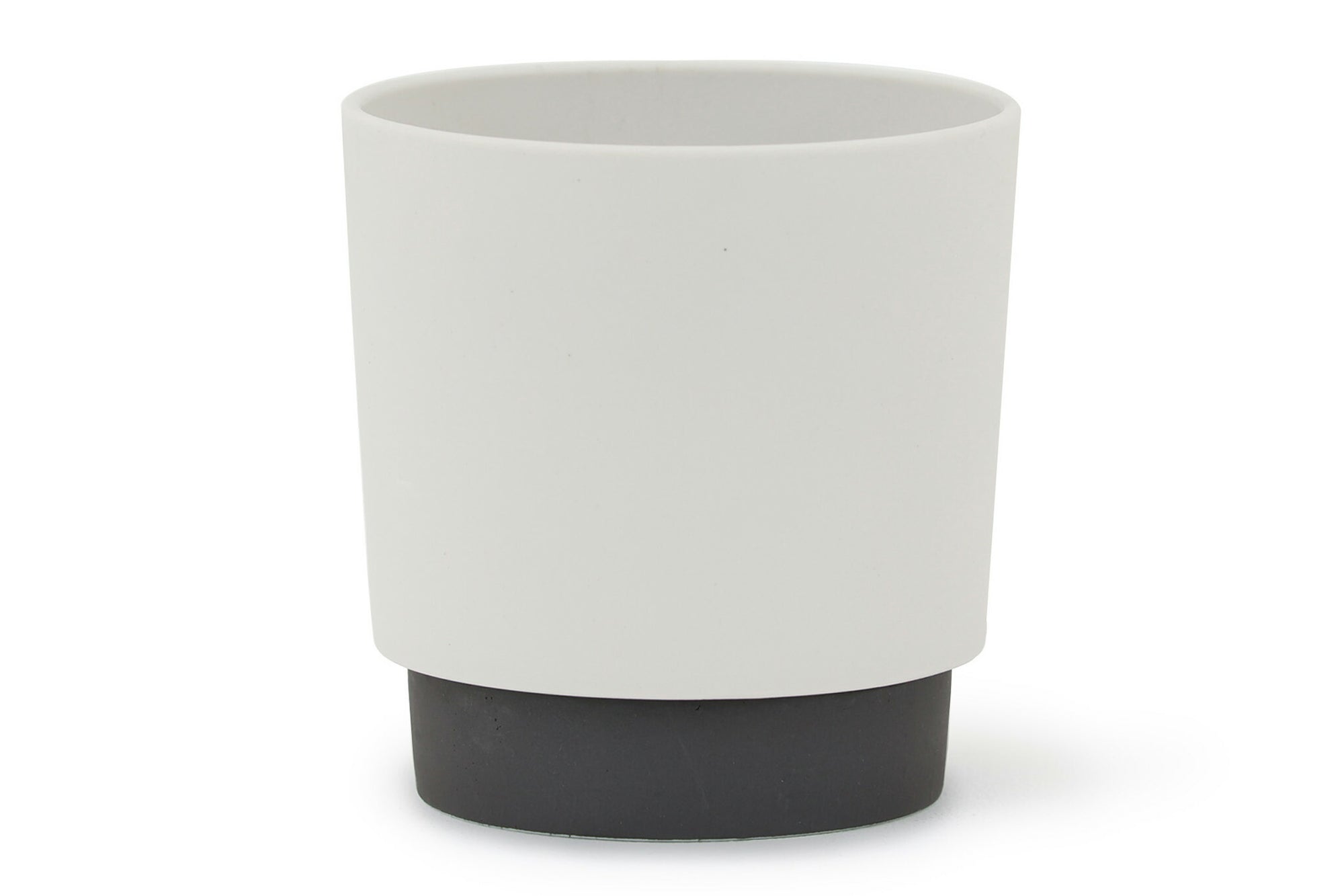 陶磁器・焼き物作りに欠かすことのできない、粘土・長石・珪石など。これらは、地球環境が途方もなく長い時間をかけ作り出した、枯渇性天然資源です。私たちは、これら貴重な資源をいつまでも大切に使い続けるためにリサイクル土を使いプランターを製作しました。
こちらは、Mサイズです。3.5号サイズのビニールポットをそのまま入れられるようにサイズ設計しております。