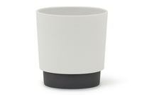 陶磁器・焼き物作りに欠かすことのできない、粘土・長石・珪石など。これらは、地球環境が途方もなく長い時間をかけ作り出した、枯渇性天然資源です。私たちは、これら貴重な資源をいつまでも大切に使い続けるためにリサイクル土を使いプランターを製作しました。
こちらは、Mサイズです。3.5号サイズのビニールポットをそのまま入れられるようにサイズ設計しております。