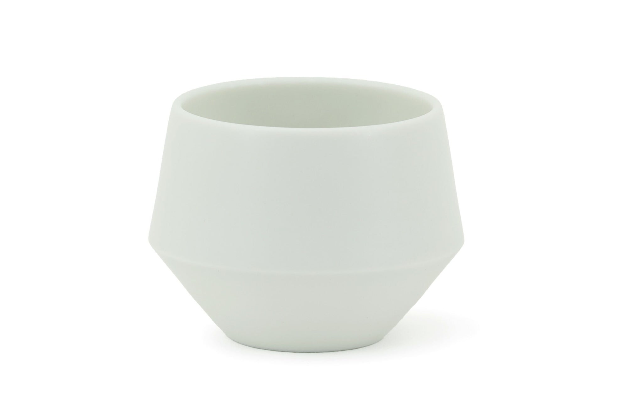 Frustumはお茶の良さを再認識するために、現代の暮らしに合わせデザインをリファインした茶器。本製品のデザインの肝である土瓶本体の中腹で切り替わるエッジは、東北地方で作られる鉄瓶などで古くから見られる形を引用しており、茶の印象を強めます。ドイツの権威ある国際デザイン賞 red dot design award 2020を受賞しました。